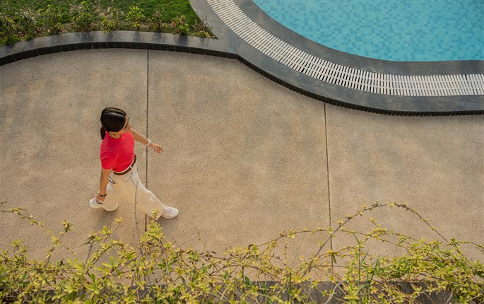 pebblewash grit plaster flooring around pool