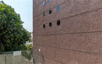 Brown washed pebble aggregate grit plaster wall